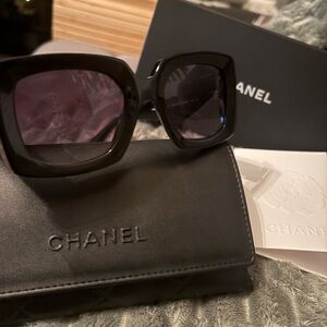 CHANEL Elegant Black Sunglasses
